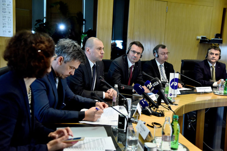 ŠKANDALOZNO! S popustom v roke izterjevalcev: uprava državne NLB uničuje slovenske družine