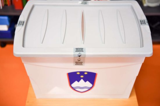 VOLIVCI NA PREDČASNEM GLASOVANJU PODPRLI ZAKON O DRUGEM TIRU Kovačič svari, da glasovanje ni bilo pošteno