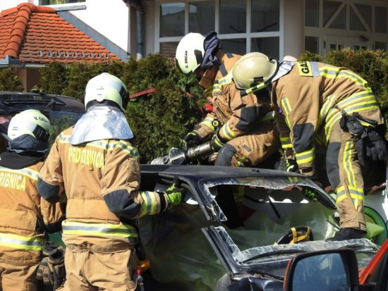 Izpod tovornjaka potegnili vozilo, iz vozila pa truplo