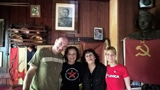 VEČINA PA JIH STRADA! Lara Janković uživa v specialitetah, obkrožena s slikami množičnega morilca