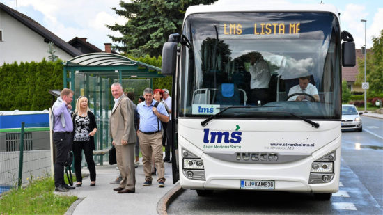 Marjan Šarec v kampanjo z avtobusom za osnovnošolce