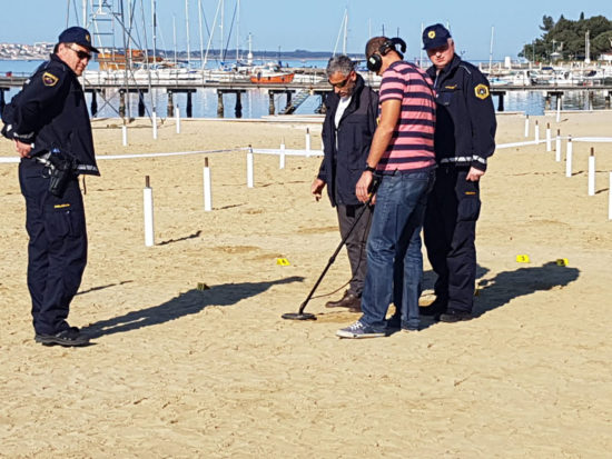 Grozljivka na plaži v Fiesi: S punco ležim pod drevesi, nakar okoli 10 zamaskiranih moških s pištolami v rokah ‘uleti’ s strani kampa
