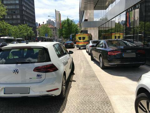 REŠILEC PRED HOTELOM INETRCONTINENTAL! Notri pa celoten vladni vrh s Cerarjem, Gašperšičem in Počivalškom na čelu