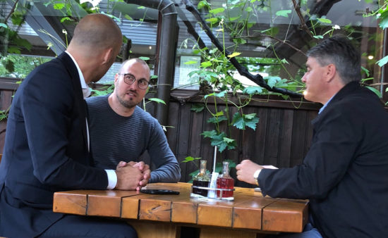 OPALA! Član uprave Telekoma Pri stričku z Golobičevim Urbanijo