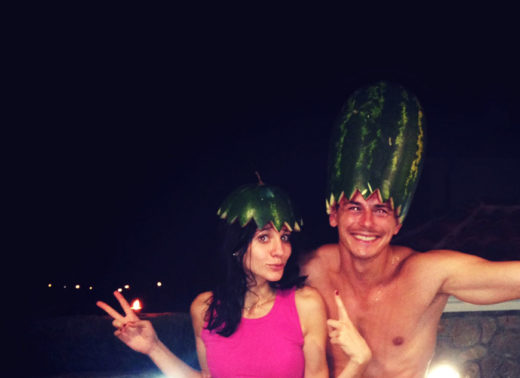 FOTO: POLITIKE SE JE LOTIL RESNO Šarčev kandidat v gatah in z lubenico na glavi