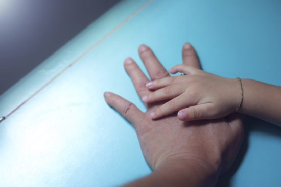 POTREBUJE POMOČ Očka iz Maribora je ostal sam s 4-mesečno dojenčico