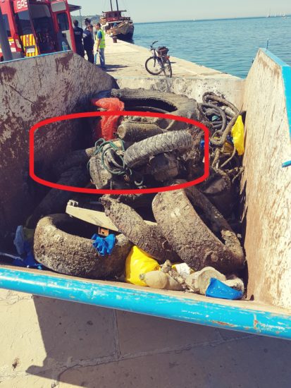 Iz morja potegnili celo skuter