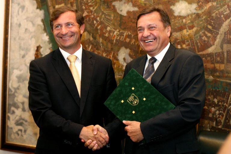 POPOLNA FARSA Kakšna koalicija med Erjavcem in Jankovićem, to je oblikovanje rusko-iranske poslovno-mafijske naveze!