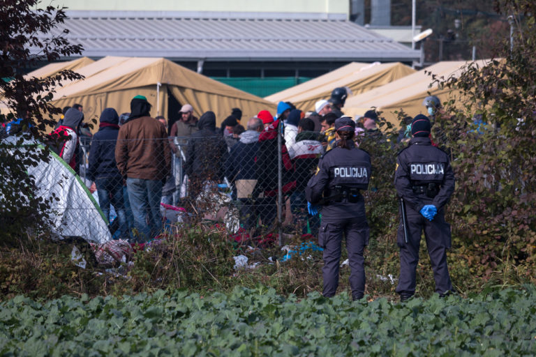 Razkritje iz vlade: Cerar bi lahko zajezil val ilegalcev, a je pogledal stran!