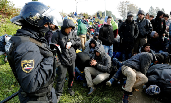 Migrant slovenskemu policistu zlomil roko – ta je moral hudo poškodovan delati še 8 ur!