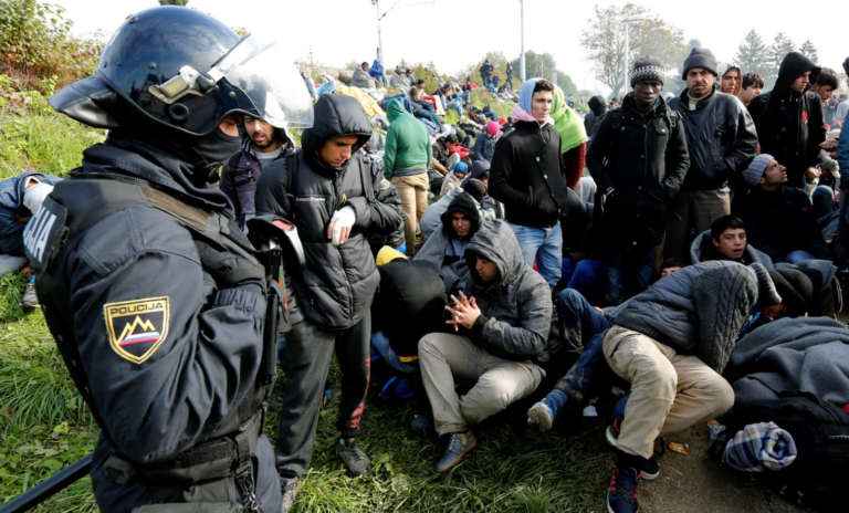 Migrant slovenskemu policistu zlomil roko – ta je moral hudo poškodovan delati še 8 ur!