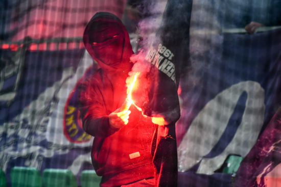 Škandal! Nogometni navijači okupirali predor in v njem zažigali bakle