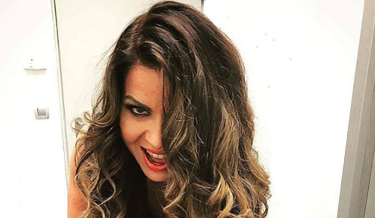 Pozor, nevarna pevka! Zna streljati …