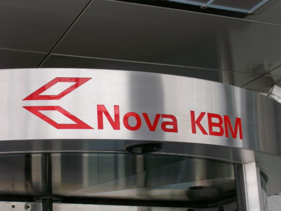 Oborožena moška oropala NKBM, policija ju še vedno išče