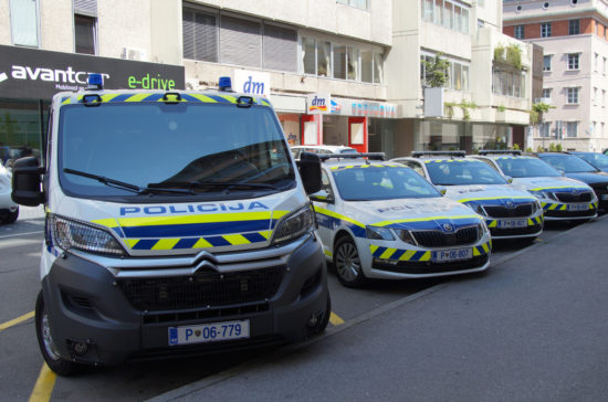 Zgodaj zjutraj omara padla na človeka in blokirala vrata, posredovali tudi policisti