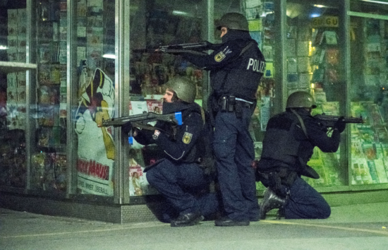 Napad na vlaku: Z nožem nad potnike in policiste – eden mrtev