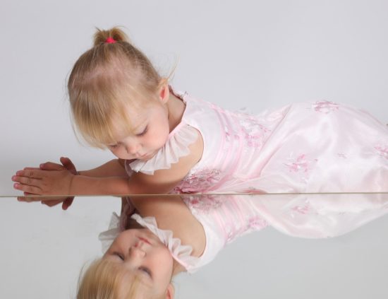 Spomin o lastnem videzu se pojavi že okoli prvega rojstnega dne