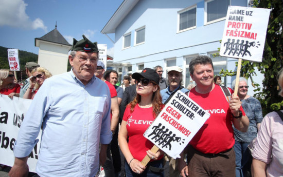 SRAMOTNO! Violeta Tomič s komunistično levico provocirala na spominski slovesnosti