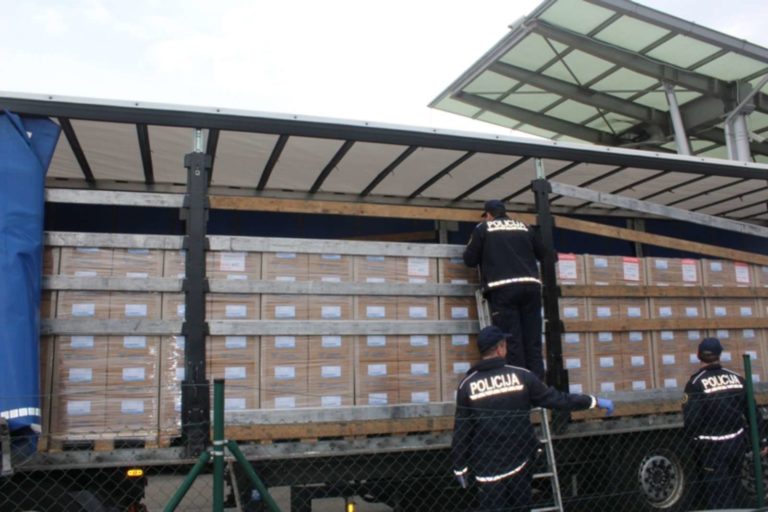 V cisternah odkrili 22 tujcev, skoraj bi umrli grozljive smrti