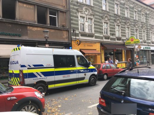 FOTO: KAJ SE DOGAJA PRED SODIŠČEM? Policija prižgala lučke, avto naj bi bil zapuščen