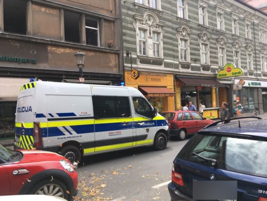 FOTO: KAJ SE DOGAJA PRED SODIŠČEM? Policija prižgala lučke, avto naj bi bil zapuščen