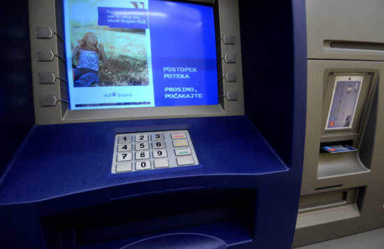 Dvignil denar, a ga pozabil v reži bankomata
