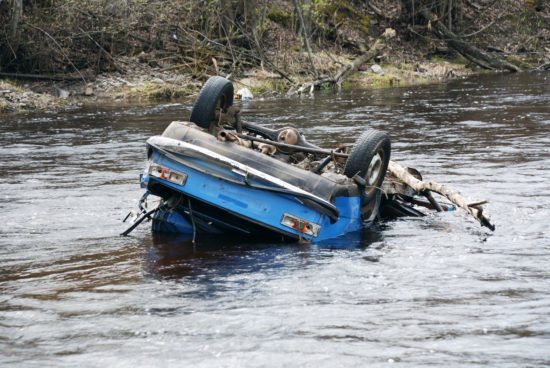 Ko so prišli policisti, se je izkazalo, da je v potoku 19-letnik