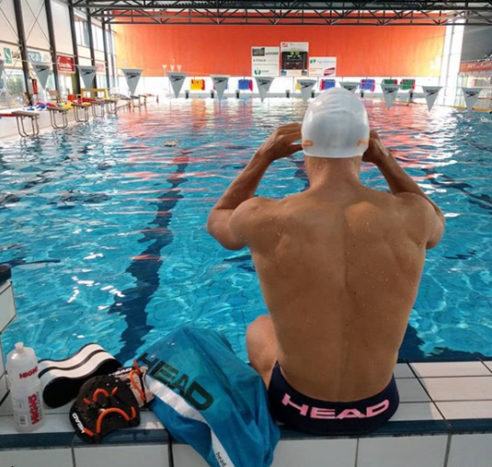 FOTO: Vau, tak lepotec greje posteljo slovenski pevki!