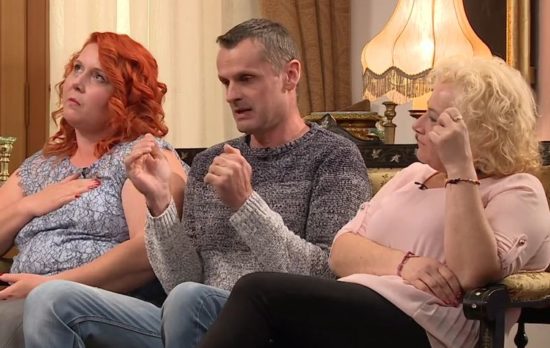 SIMONA IZ LJUBEZNI PO DOMAČE SE POLJUBLJA Z DRUGIM »A to mogoče ilegalnega migranta rešuje deportacije?«