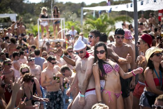 GROZLJIVKA V ZRĆAH IN ŠIBENIKU Mladeniča umorili na plaži, Slovenka umrla v morju