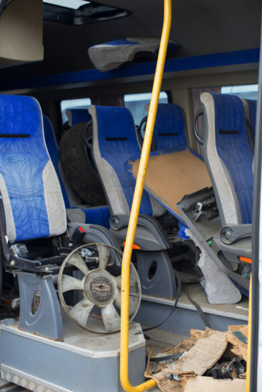 TOVORNJAKAR ČEZ POLNO ČRTO V AVTOBUS Notri pa 45 otrok