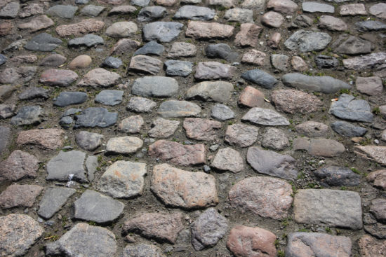 HUDA NESREČA NA RAZVALINAH GRADU PRI KOMENDI Dekle zgrmelo v globino