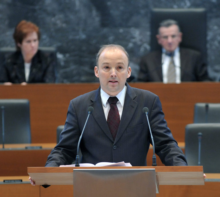 Skrivnostni sestanek v pisarni generalnega sekretariata vlade