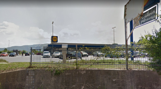 Grozljivo! Moškega napadli pred majhnima otrokoma in ženo