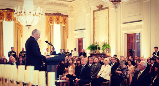 Melania Trump prvič po operaciji v javnosti: V mali črni oblekici jemala dih