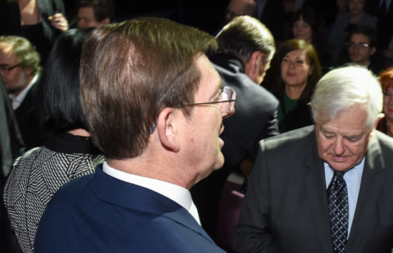 Cerarjev frizer, ki je v času mandata prišel do 2,6 milijona posojila državne banke: Seveda ga friziram