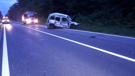 (FOTO) Grozljive fotografije hude nesreče, v kateri je v zmečkani pločevini umrl voznik