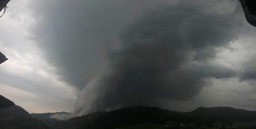 V nevihti reševala turistki