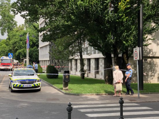 Kaj se dogaja?! Bel prah tudi v poštnem nabiralniku!