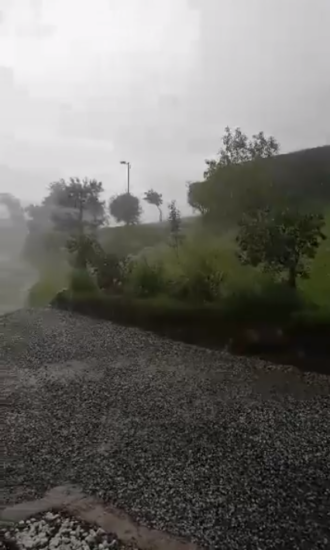 Arso ob 16.50 prižgal rdečo: delom Slovenije grozi toča