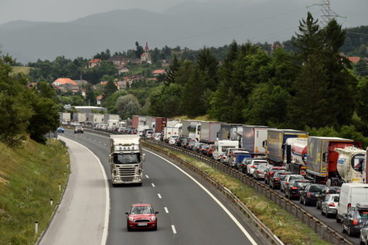 Na avtocesti zastoji, tovornjak, ki se je prevrnil, pretrgal odbojno ograjo