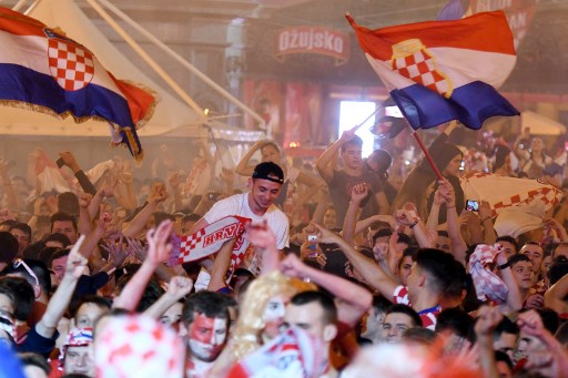SAJ NI RES, PA JE Hrvaški navijač »zlomil« Slovenca sredi tekme Hrvaška – Danska