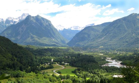 TRAGEDIJA NA BOVŠKEM Ena oseba v nesreči izgubila življenje