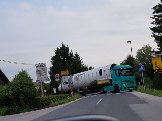 FOTO: JE SREDI LJUBLJANE STRMOGLAVILO LETALO? Mislila sem, da gre za silos, potem pa zagledam avion