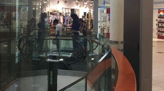 POLICIJA POTRJUJE PRIJAVO V MARIBORSKEM EUROPARKU! Kaj bodo ženska zadelana do oči in temni moški počeli s fotko triletnice?