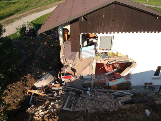 ŠESTČLANSKA DRUŽINA OSTALA BREZ STREHE NAD GLAVO Pekel se nadaljuje, primer preiskujejo kriminalisti