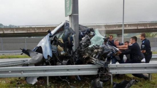 Z LUKSUZNIM BMW-JEM V DROG Tri mladenke mrtve, četrta in voznik v kritičnem