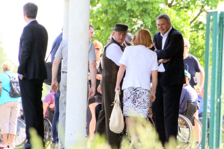 FOTO: Bralec je opazil: Židan fante res objema, ampak te fotografije z damami pa dajo misliti