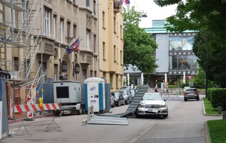 FOTO: Pri parlamentu na mercedesa padel del gradbenega odra