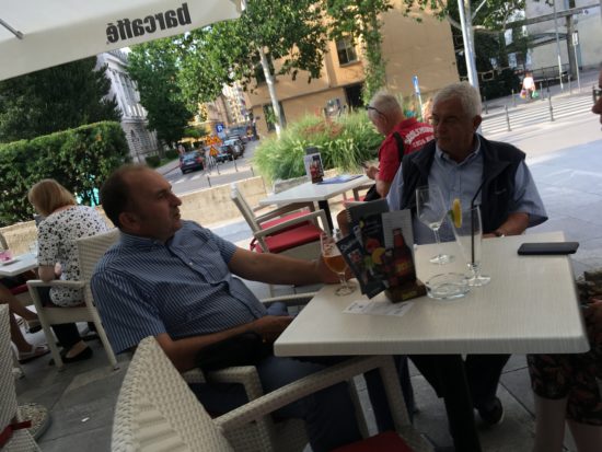 FOTO: Stare sile se nabirajo okoli parlamenta